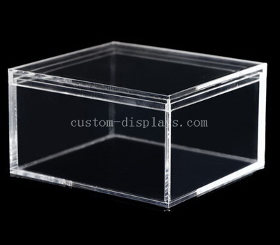 Caja de acrílico transparente con tapa.