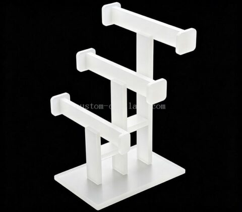 Expositor minimalista blanco de varias niveles para joyas